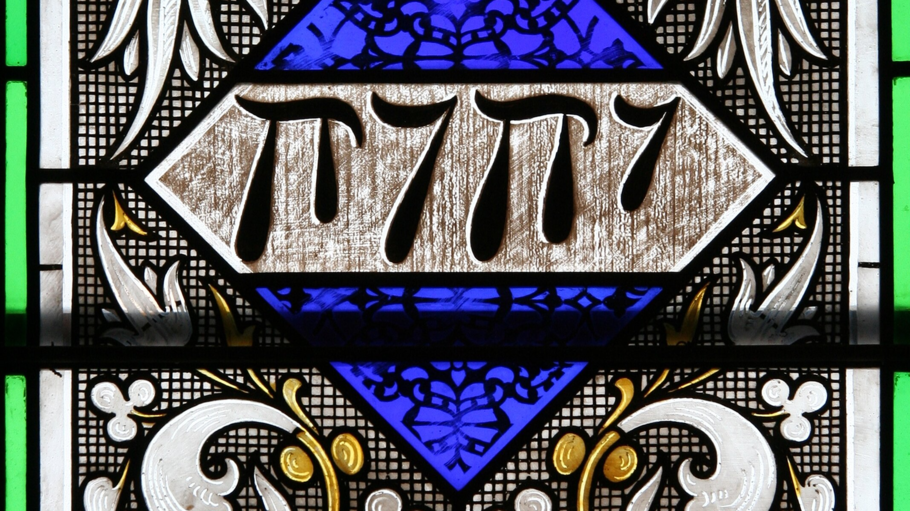 Buntglasfenster zeigt das Tetragramm JHWH.