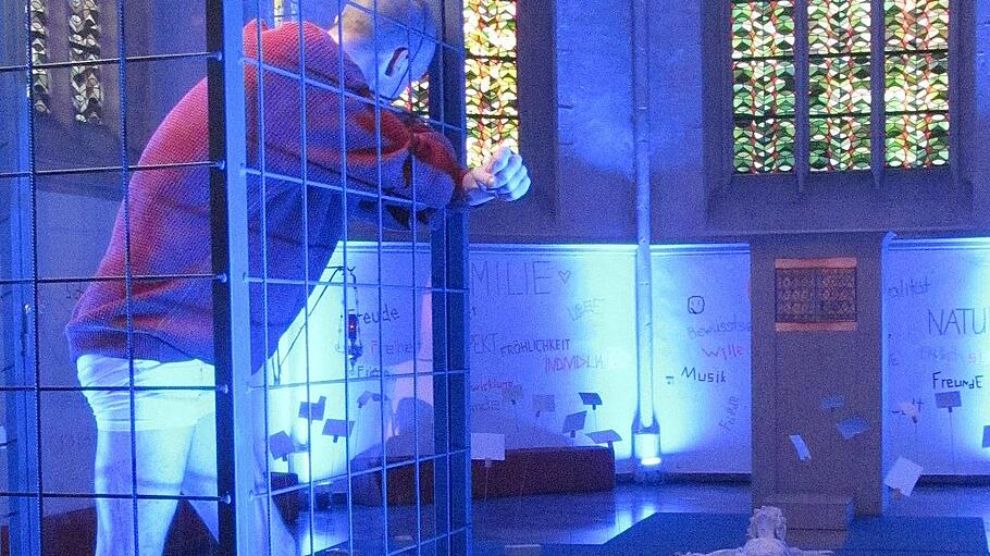 Installation im Altarraum der Münsteraner Jugendkirche ";effata!"