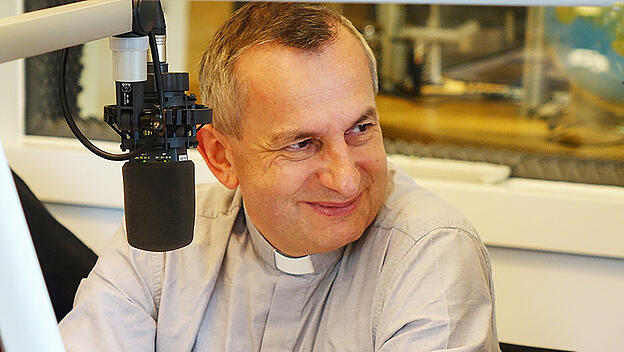 Pfarrer Richard Kocher am Radio-Horeb-Mikrofon.
