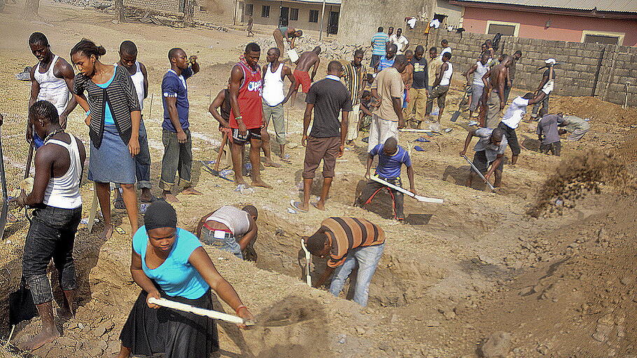 Beisetzung von Opfern nach Anschlag auf Christen in Nigeria