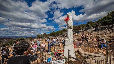 Erscheinungsberg bei Medjugorje mit der Marienstatue