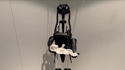 Von der K&uuml;nstlerin Marsha Pels ist diese &bdquo;Pieta&ldquo; von 1998. Gewalt und Eros, Tod, Leben und Liebe finden hier in ihrer Unvereinbarkeit doch zusammen. Neues Museum N&uuml;rnberg, Leihgabe der K&uuml;nstlerin.