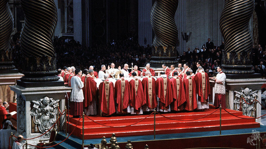 Die Liturgiereform k&uuml;ndigt sich an: Papst Paul VI. feiert 1964 in der dritten Sitzungsperiode des Zweiten Vatikanums die Messe erstmals in Konzelebration mit Bisch&ouml;fen aus f&uuml;nf Kontinenten.