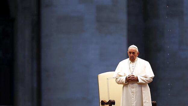 Segen "Urbi et orbi":  Papst Franziskus auf dem leeren Petersplatz