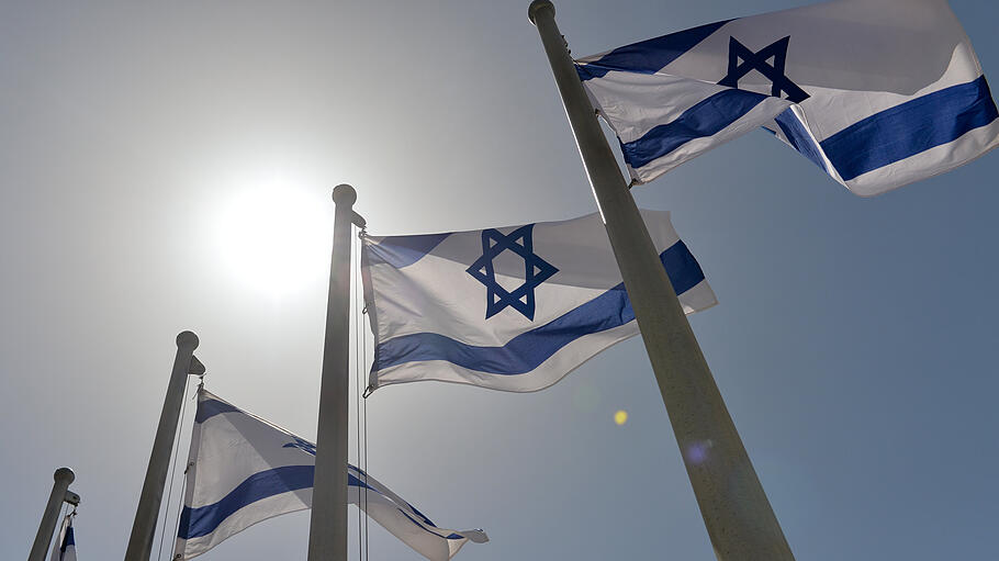 Israelische Flaggen wehen in Jerusalem