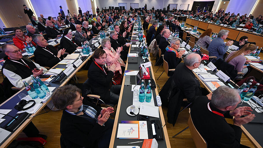 Delegierte auf der Vollversammlung des Synodalen Weges im März 2023.