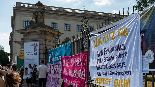 Demonstration gegen Vortrag von Biologin