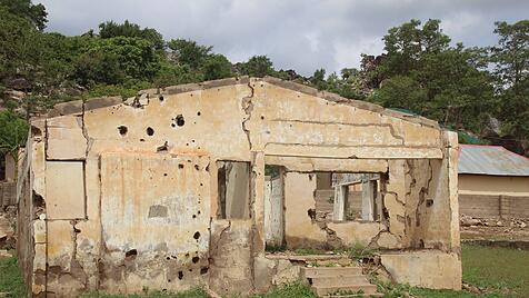 Zerstörtes Gebäude in Nigeria