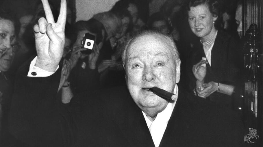 Winston Churchill im Jahr 1955 mit dem berühmten V-Zeichen