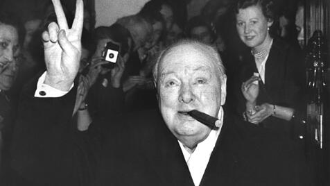 Winston Churchill im Jahr 1955 mit dem berühmten V-Zeichen