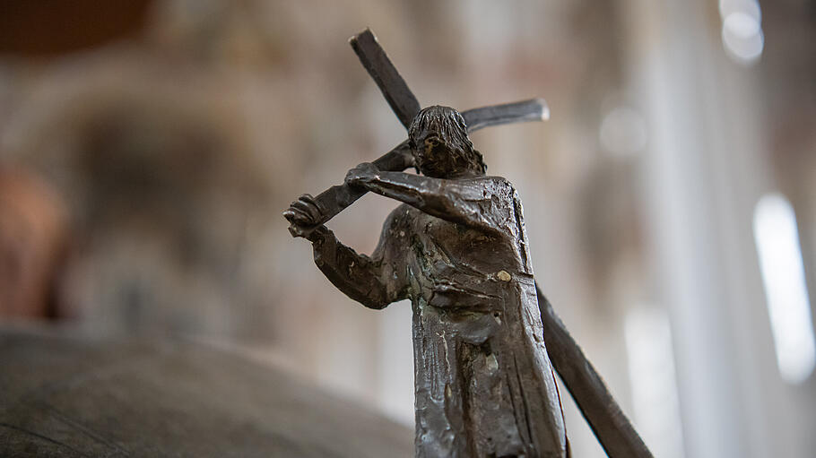Jesus trägt das Kreuz - Bronze