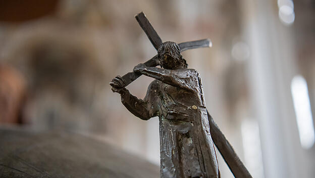Jesus trägt das Kreuz - Bronze