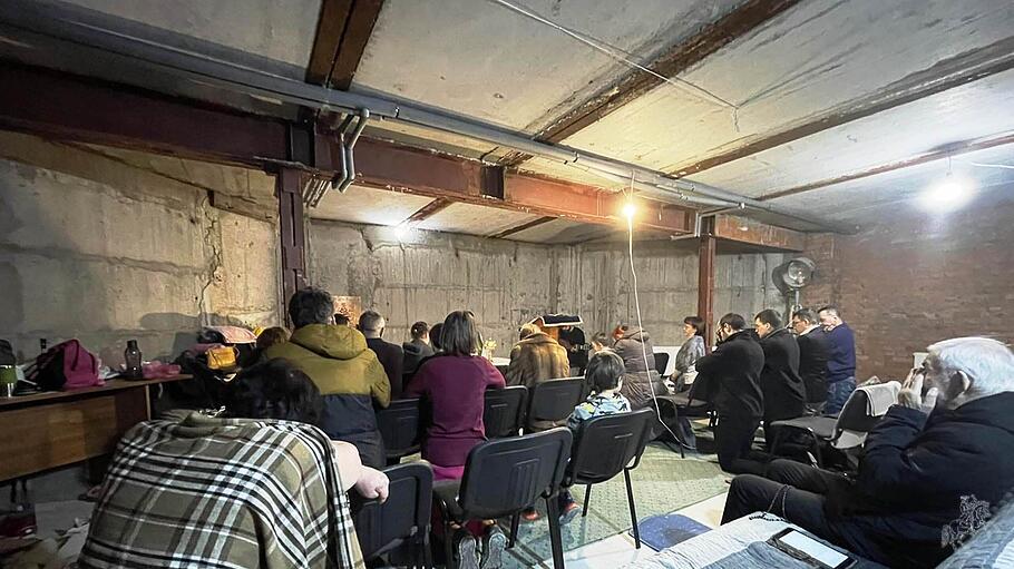 Anbetung im Luftschutzbunker Ukraine