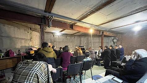 Anbetung im Luftschutzbunker Ukraine