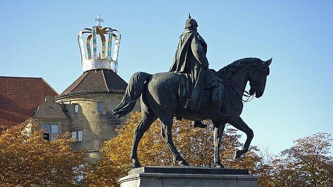 Altes Schloss mit Krone und Reiterdenkmal Kaiser Wilhelm I. in Stuttgart