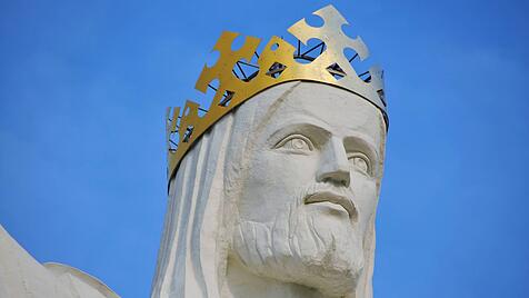 Die gekrönte Statue Christi in Swiebodzin, Polen. Christus ist unser guter König, der uns lehrt, beschützt, erlöst und ernährt.