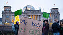 Demonstranten fordern Legalisierung von Abtreibungen in Berlin