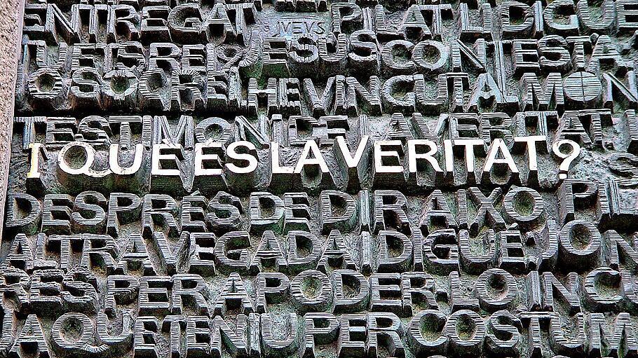 Katalanische Inschrift "Was ist Wahrheit?" am Eingang der Sagrada Família in Barcelona