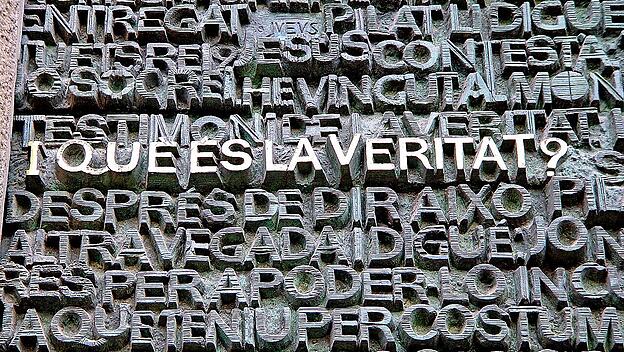 Katalanische Inschrift "Was ist Wahrheit?" am Eingang der Sagrada Família in Barcelona