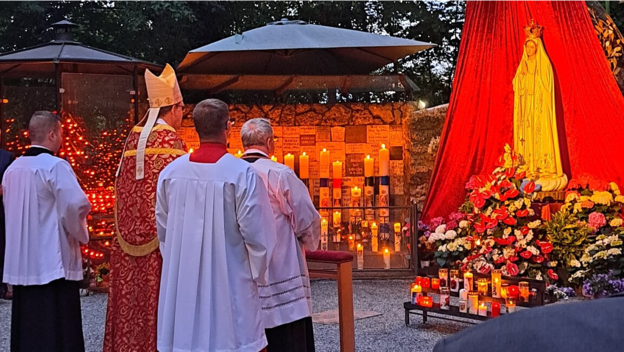 Weihbischof Graf betont bei der Pfingstprozession in Maria Vesperbild die Bedeutung der Gottesmutter f&uuml;r die Kirche.