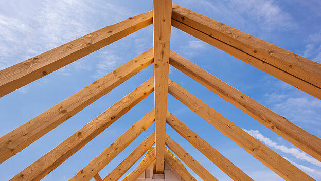 Dachstuhl mit Holzbalken in einem Neubau