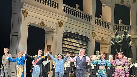 In der Weimarer Inszenierung von Rossinis &bdquo;La cenerentola&ldquo; wurden unter Regisseur Roland Schwab die alten Gr&ouml;&szlig;en der Stadt wiedererweckt. Doch nicht &uuml;berall wird so respektvoll-unideologisch mit der Vorlage gearbeitet wie am Nationaltheater Weimar. Das auch historisch bedeutende Haus wird als international angesehene Institution im Mehrspartenbetrieb gef&uuml;hrt.