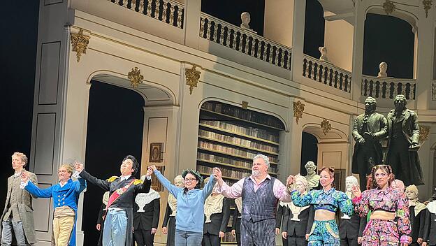 In der Weimarer Inszenierung von Rossinis &bdquo;La cenerentola&ldquo; wurden unter Regisseur Roland Schwab die alten Gr&ouml;&szlig;en der Stadt wiedererweckt. Doch nicht &uuml;berall wird so respektvoll-unideologisch mit der Vorlage gearbeitet wie am Nationaltheater Weimar. Das auch historisch bedeutende Haus wird als international angesehene Institution im Mehrspartenbetrieb gef&uuml;hrt.