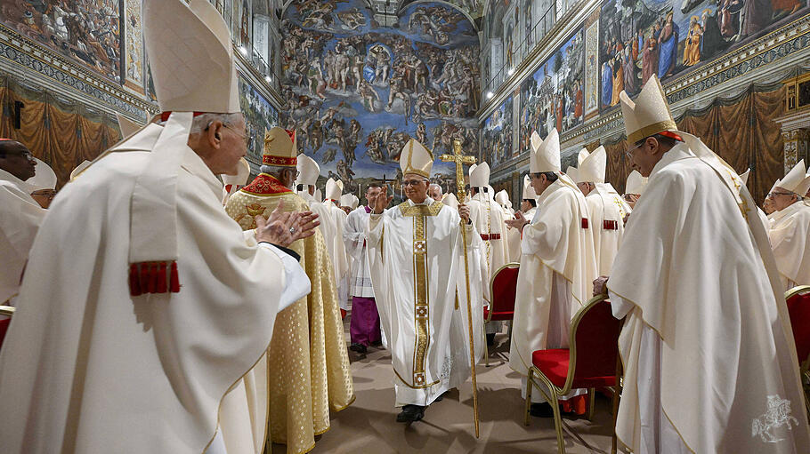 Papst Leo XIV. und Kardinäle bei heiliger Messe in Sixtinischer Kapelle