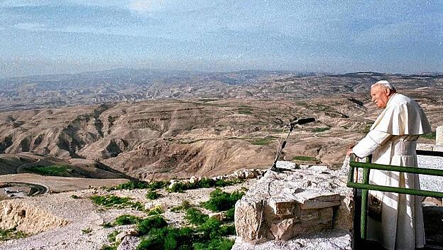 Papst Johannes Paul II blickt vom Berg Nebo westlich von Amman auf das weite Land