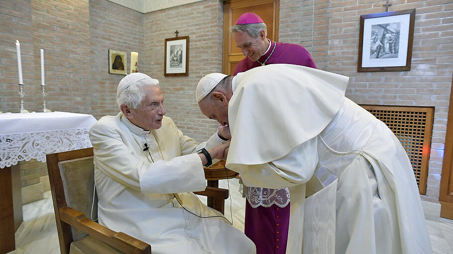Der Papst besucht seinen Vorgänger