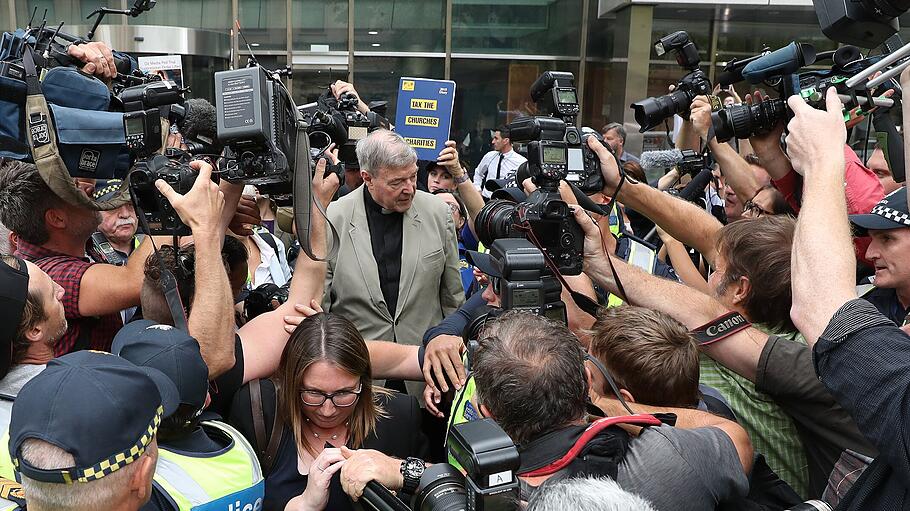 Kardinal George Pell umringt von Journalisten