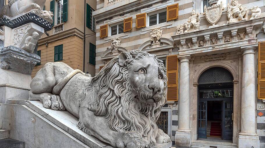 Löwe vor Kathedrale San Lorenzo, Genua