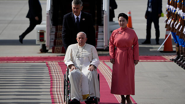 Papst Franziskus wird von Batmunkh Battsetseg empfangen