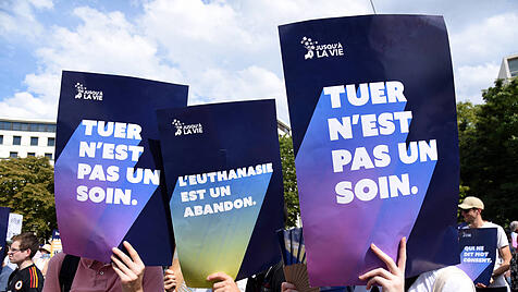 Demonstration in Paris gegen den Gesetzentwurf zur Sterbehilfe