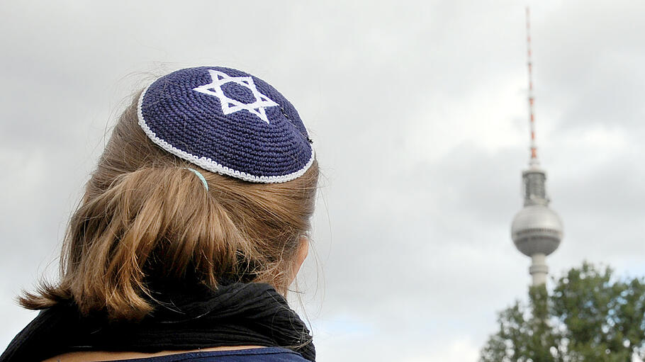 Frau mit Kippa in Berlin