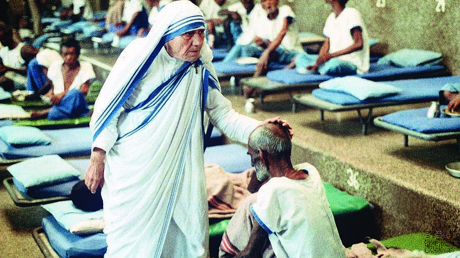 Mutter Teresa im „Haus für die Sterbenden“