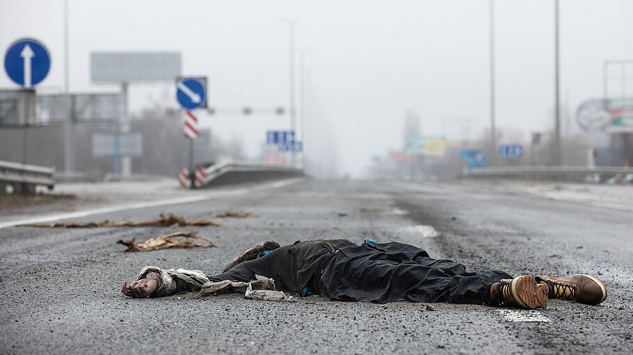 Leichnam eines Zivilisten liegt auf einer Autobahn