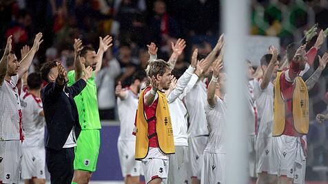 Georgische Spieler lassen sich nach Niederlage gegen Spanien feiern