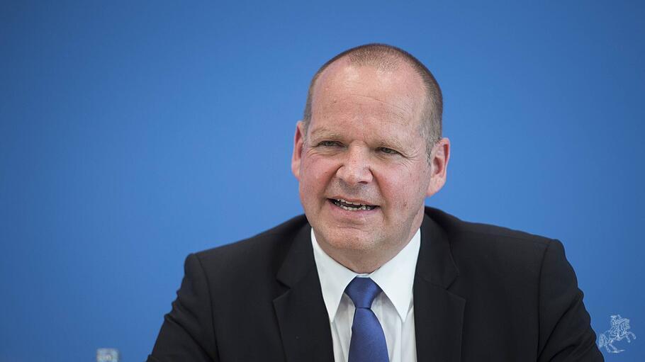 Bernhard Kempen, ehemaliger Präsident des Deutschen Hochschulverbandes, ist für seine Verdienste für die Wissenschaftsfreiheit.