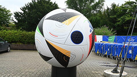 Ein übergrosser Fußball