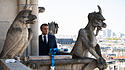 Frankreichs Staatspräsident Emmanuel Macron auf der Pariser Kathedrale Notre-Dame