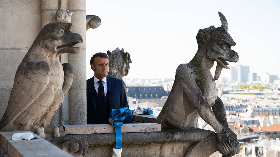 Frankreichs Staatspräsident Emmanuel Macron auf der Pariser Kathedrale Notre-Dame