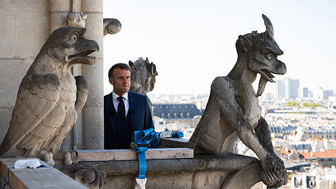Frankreichs Staatspräsident Emmanuel Macron auf der Pariser Kathedrale Notre-Dame