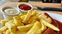 Selbst Pommes und Currywurst werden von Spitzenköchen aufgegriffen und kulinarisch verfeinert.