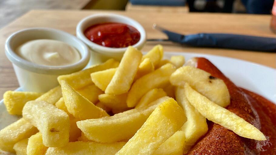 Selbst Pommes und Currywurst werden von Spitzenköchen aufgegriffen und kulinarisch verfeinert.