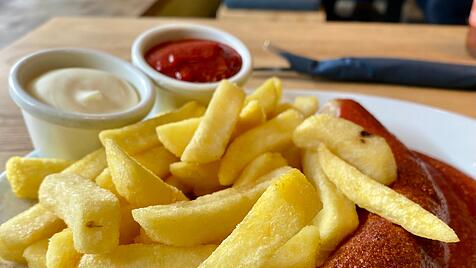 Selbst Pommes und Currywurst werden von Spitzenk&ouml;chen aufgegriffen und kulinarisch verfeinert.