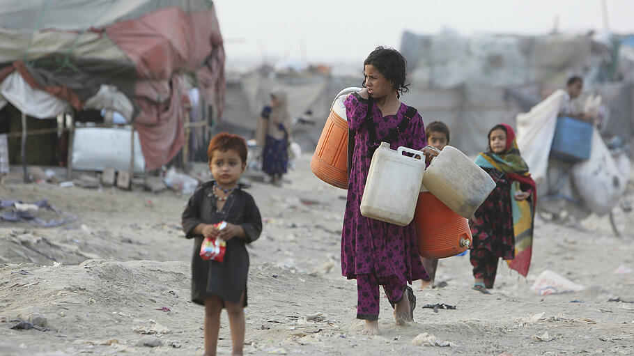 Afghanische Flüchtlinge gehen durch eine Flüchtlingsunterkunft in Lahore.
