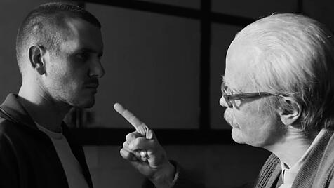 Auf die Fragen seines erwachsenen Sohnes Rolf (Max Bretschneider, links) hat Josef Mengele (August Diehl) keine Antworten. Ein Schweigen, das Schuld verdrängt und das Gewissen abstumpft.