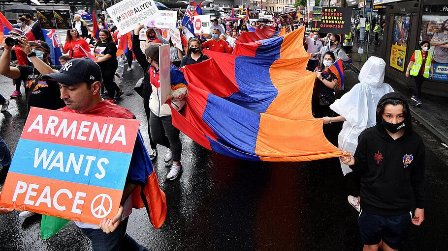 Demonstranten tragen eine Fahne des Landes Armeniens