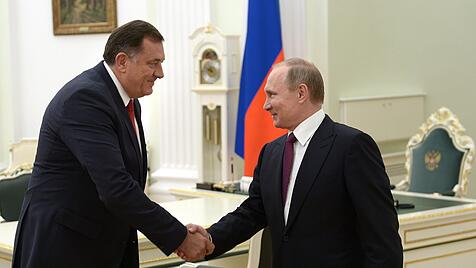 Bosniens Serbenführer Milorad Dodik zusammen mit Wladimir Putin